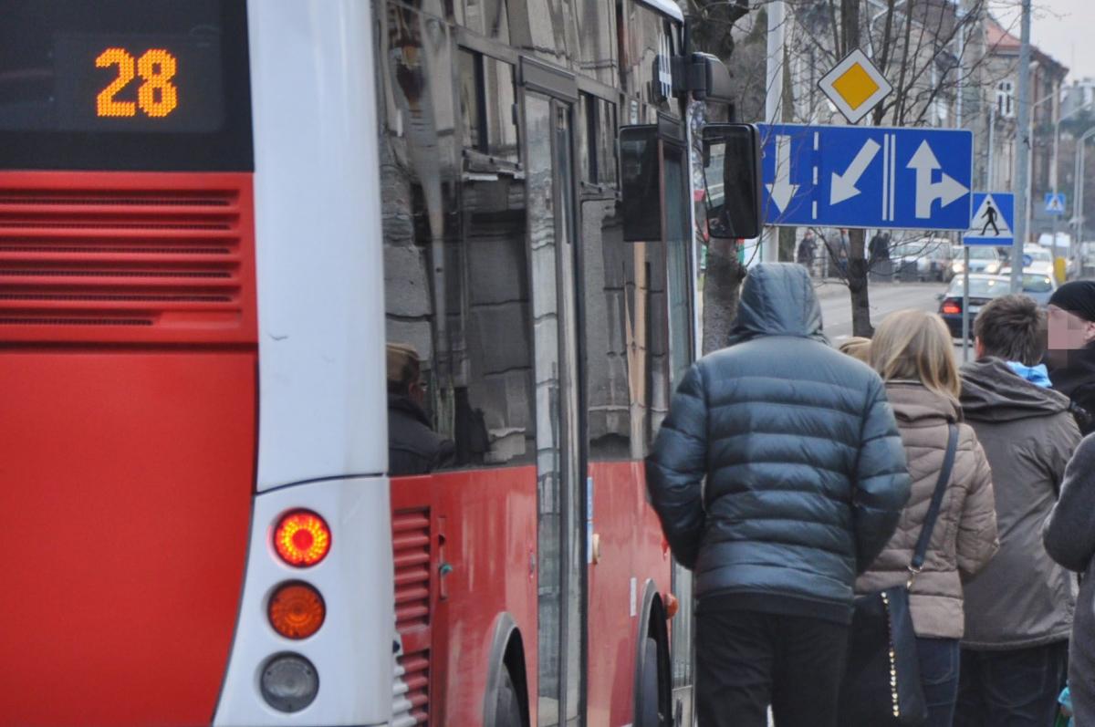 – Kontroler mówił, że tylko udaję niewidomą – twierdzi pasażerka. Mężczyzna zaprzecza 