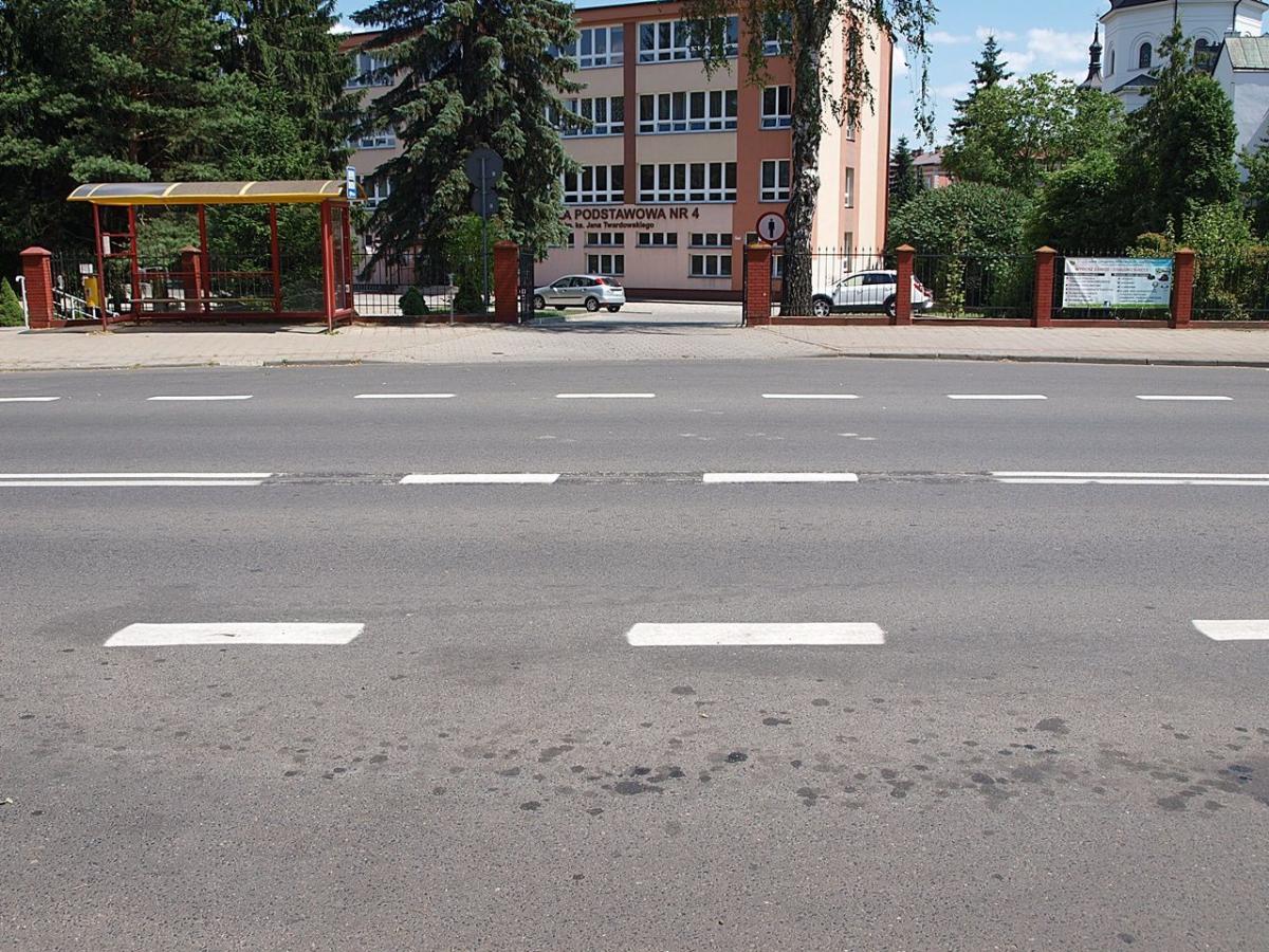 Można skręcać na parking przy SP 4. Z obu stron