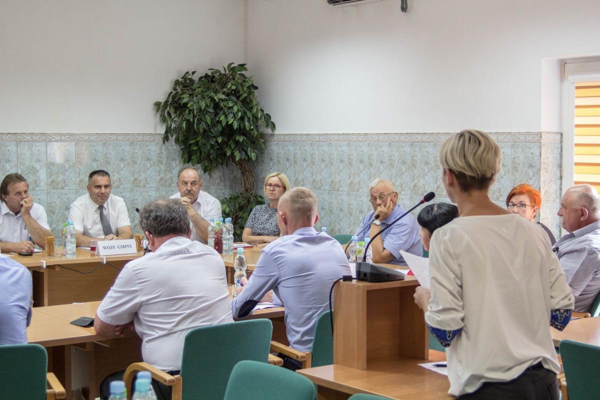 Sołtyska do gospodarza gminy: – Panie wójcie, proszę się nie śmiać, ja to wszystko mam nagrane! 