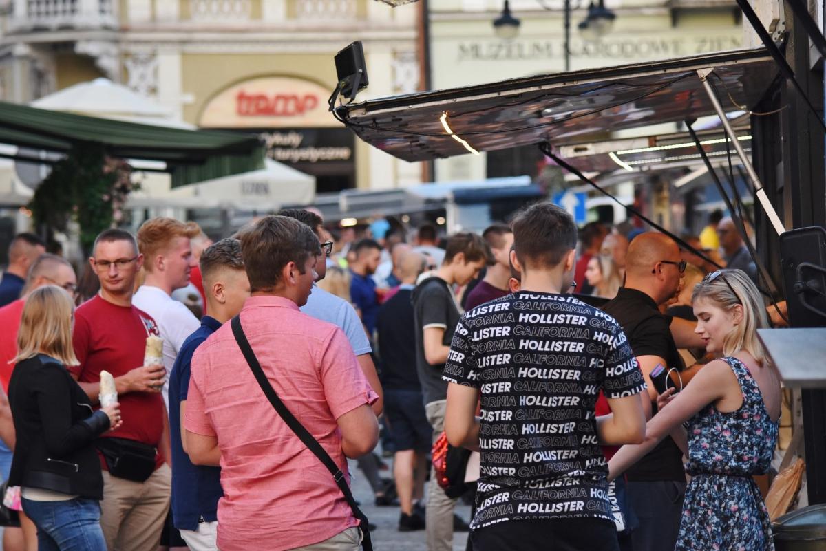 „Żarciowozy” w Przemyślu. Rynek pełen ludzi [ZDJĘCIA]