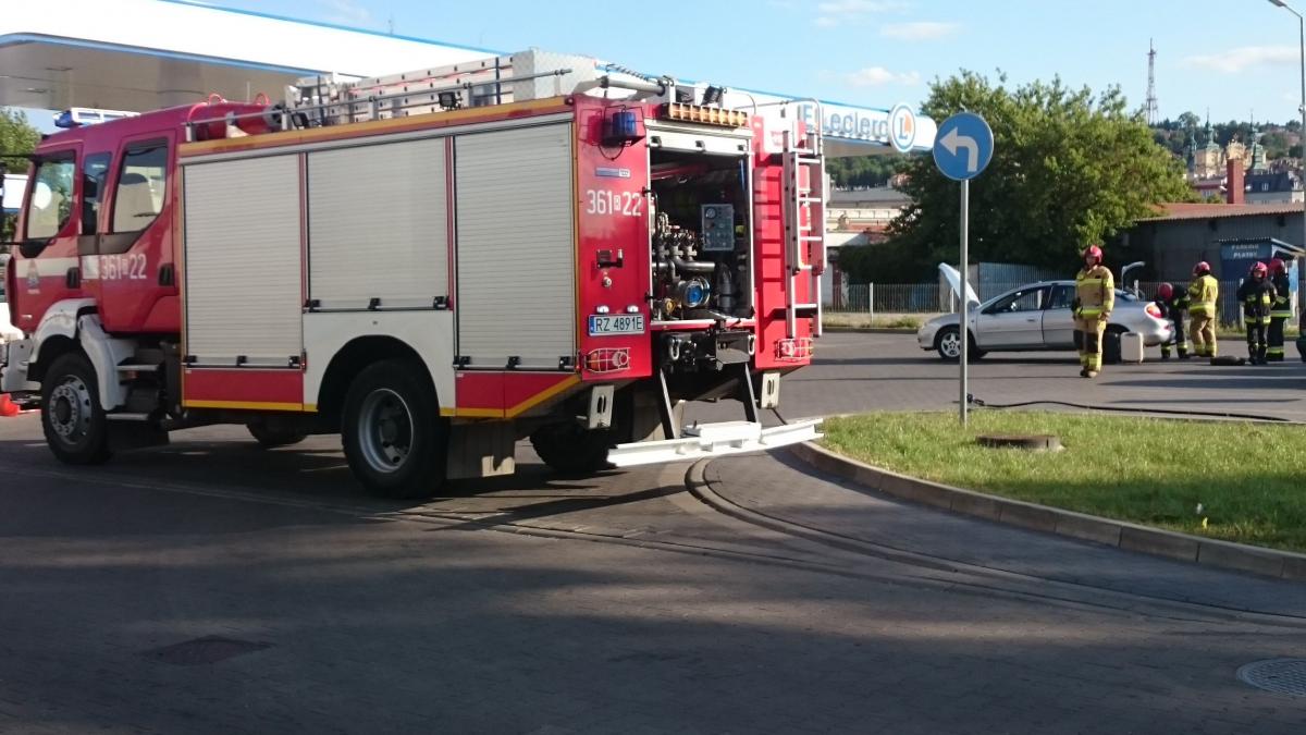 Ewakuacja stacji paliw. Wyciek gazu z samochodu [ZDJĘCIA]