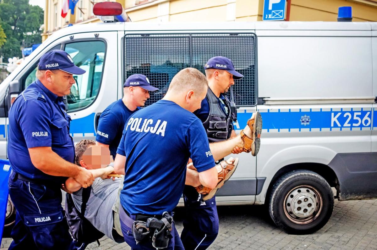 Prokuratura: Wyrażał pogląd, nie obrażał narodu
