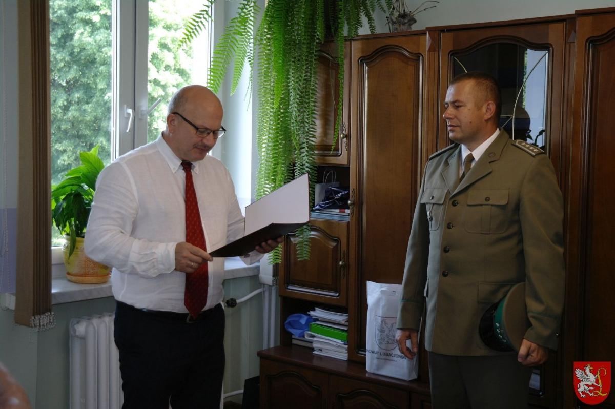 Odważny strażnik uhonorowany przez starostę