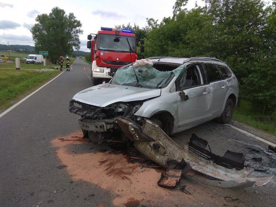 Ford uderzył w przepust. Ranne dwie osoby [ZDJĘCIA]