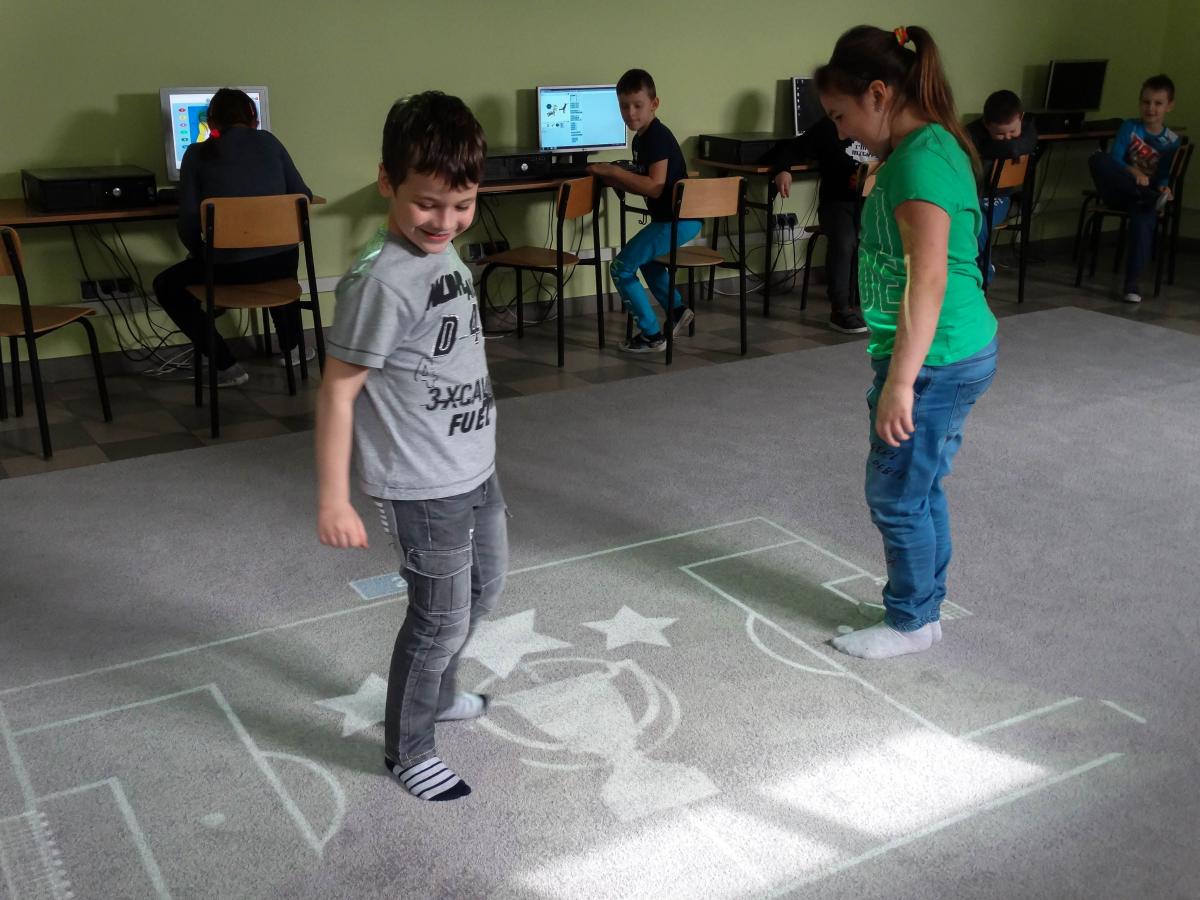 Matematyki, angielskiego czy historii uczą się na magicznym dywanie