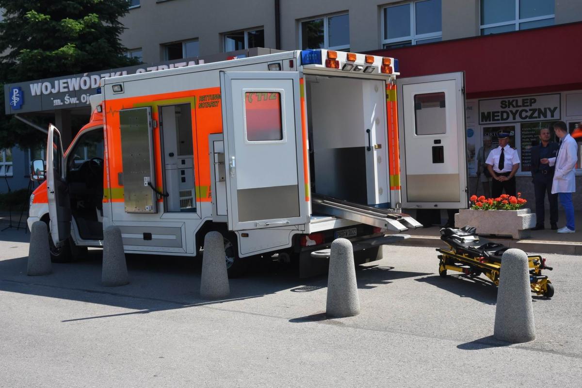 Szpital otrzymał karetkę z Paderborn [ZDJĘCIA]