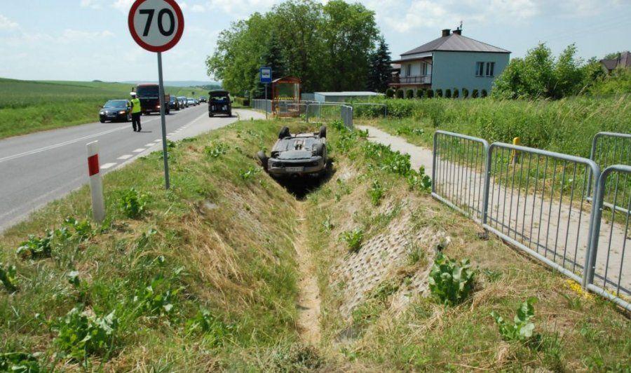 Seat wypadł z drogi i dachował