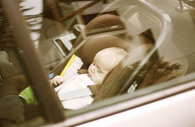 Uwaga na upały! Nie zostawiajmy dzieci i zwierząt w aucie