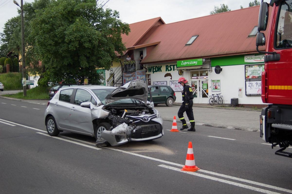 Kolizja z udziałem 3 aut na wlocie do miasta