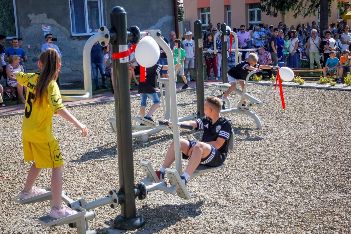 Plac zabaw i siłownia pod chmurką na 55-lecie szkoły [GALERIA]
