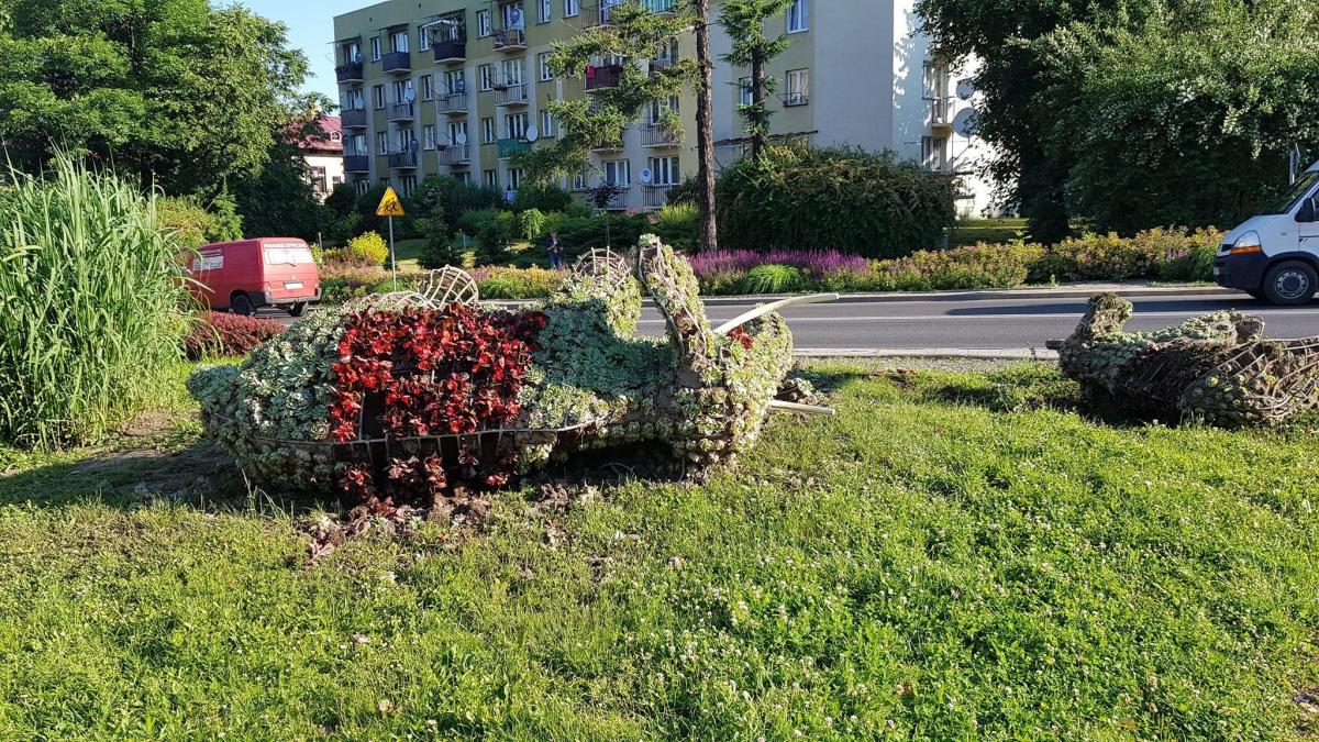 Kultowe przeworskie słonie w nocy zostały staranowane [ZDJĘCIA]