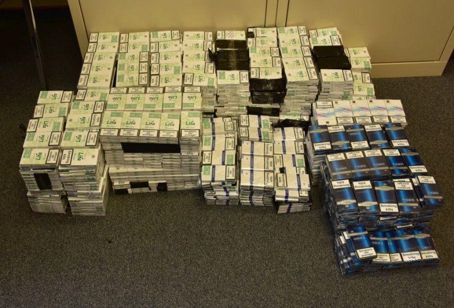 Blisko 2 tysiące paczek nielegalnych papierosów w aucie