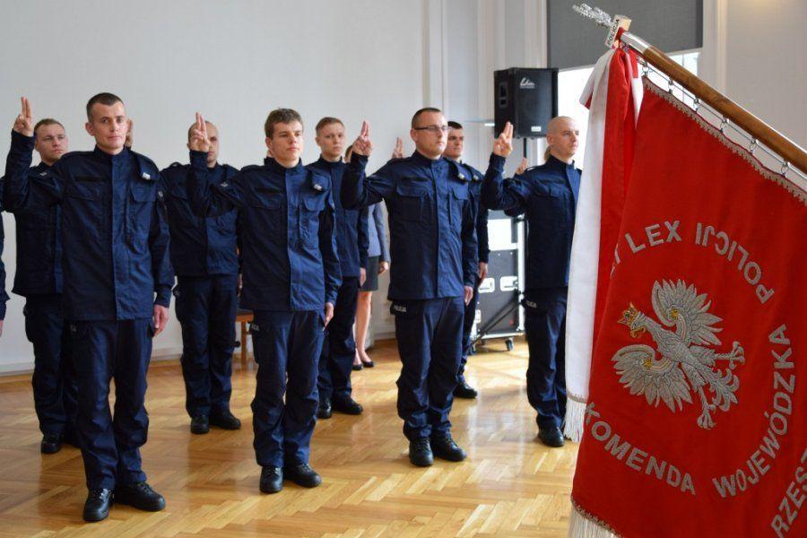 19 nowo przyjętych policjantów [ZDJĘCIA]