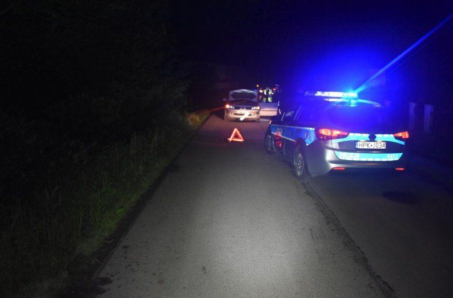 Leżał na drodze w Cząstkowicach. Najechał na niego renault