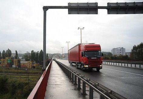 Nielegalni imigranci ukryci w tirze z oponami