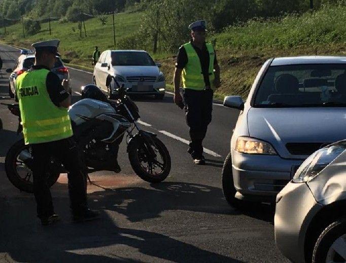Kierowca nissana skręcał, motocyklista wyprzedzał – doszło do zderzenia