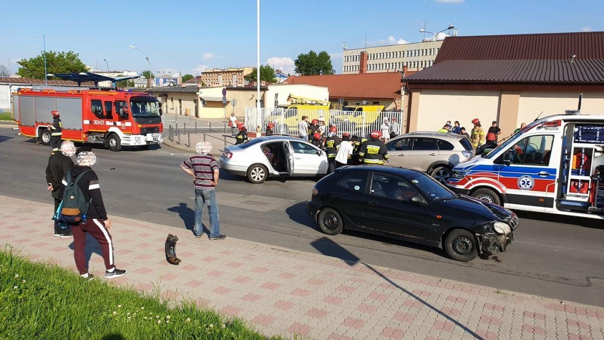 Groźny wypadek na Wilsona. 7 osób w szpitalu, droga zablokowana [ZDJĘCIA]