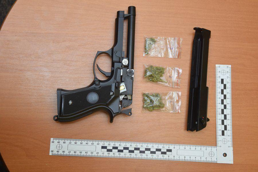14-latek przyniósł do szkoły pistolet. W środku była marihuana