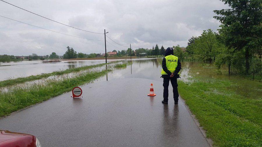 Blokada kilku dróg po intensywnych opadach [ZDJĘCIA]