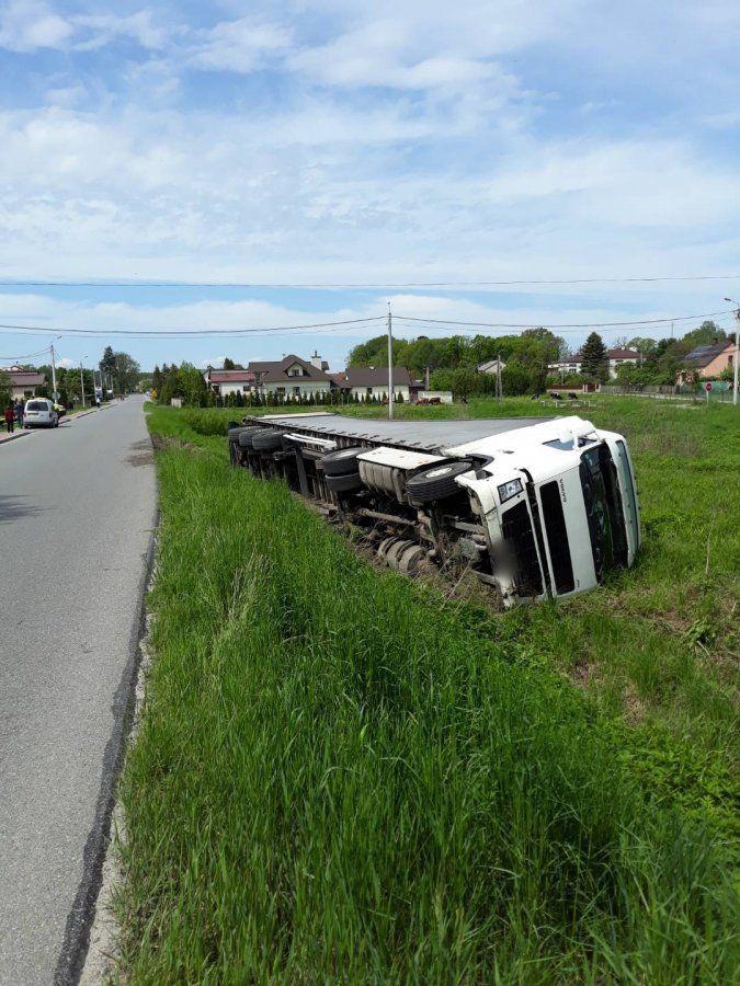 Zabrakło czujności. Ciężarówka wylądowała w rowie