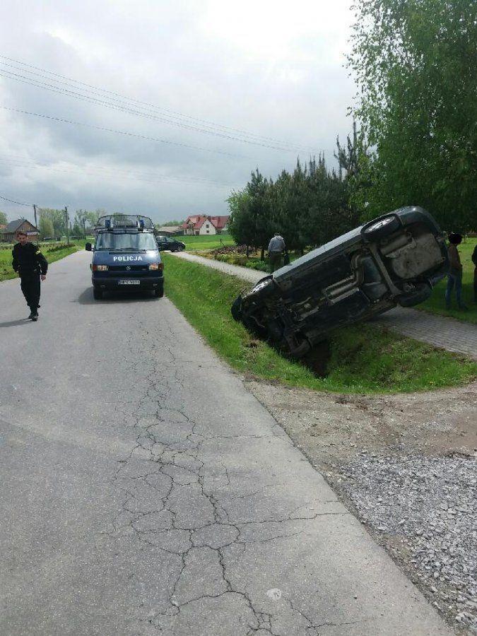 Skoda przewróciła się na bok po zderzeniu z vw