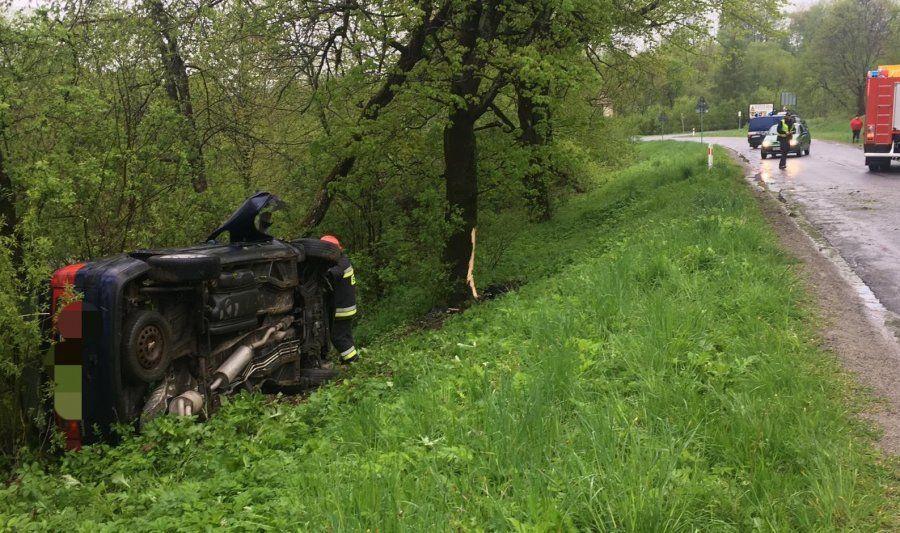Jechała za szybko, auto wpadło do rowu i się wywróciło