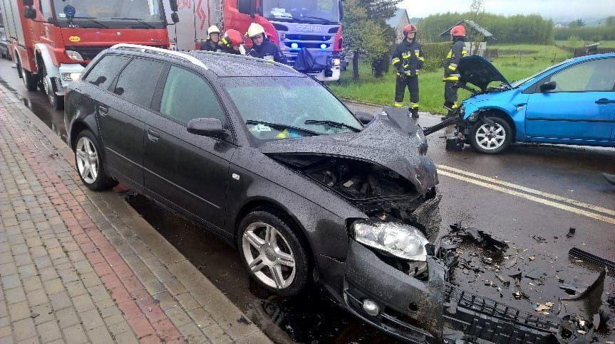 Czołowe zderzenie w Przedmieściu Dubieckim. 3 osoby ranne [ZDJĘCIA]