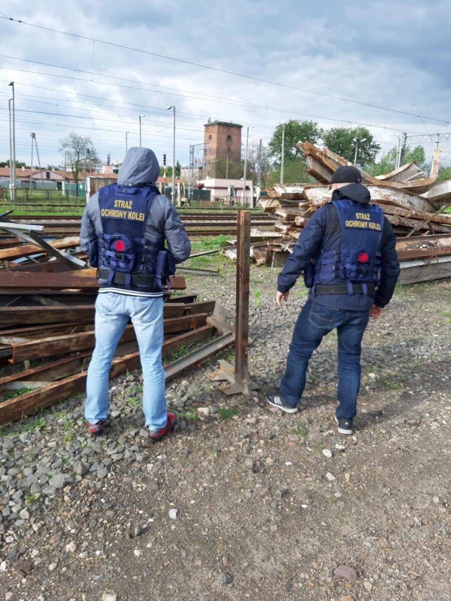 Kradli elementy infrastruktury kolejowej w Przemyślu. Wpadli na gorącym uczynku