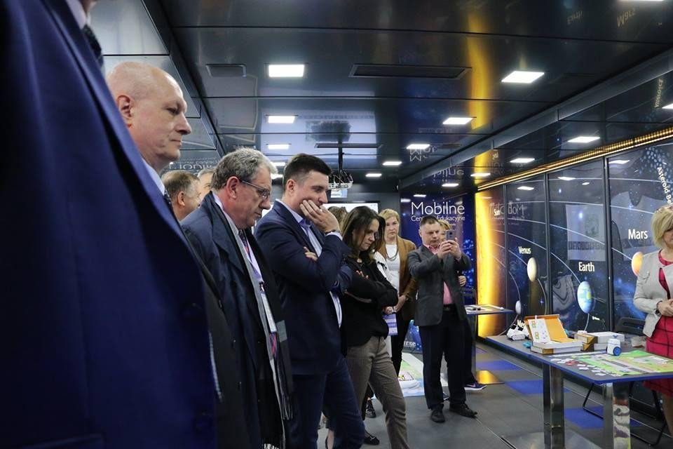 Mobilne Centrum Edukacyjne atrakcją panelu dyskusyjnego o nowoczesnej oświacie