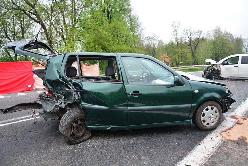 Tragiczny wypadek. W zderzeniu 3 aut zginął kierowca volkswagena [ZDJĘCIA]