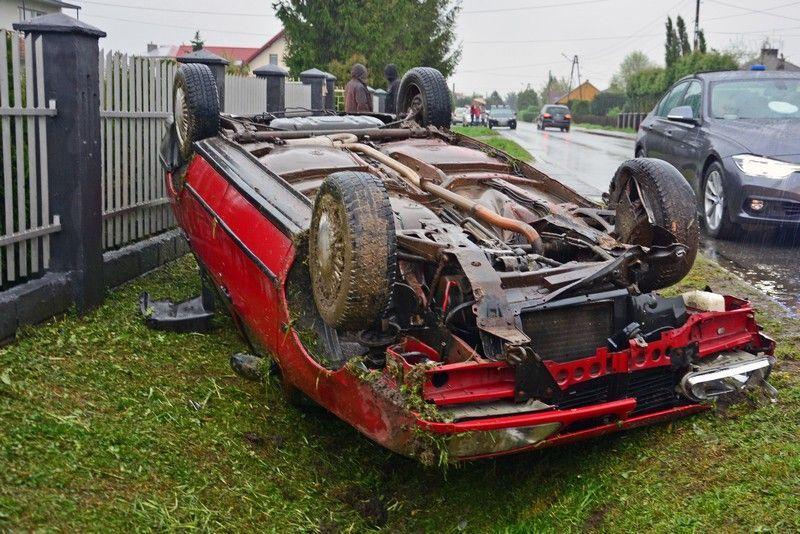 Renault wypadło z drogi i dachowało