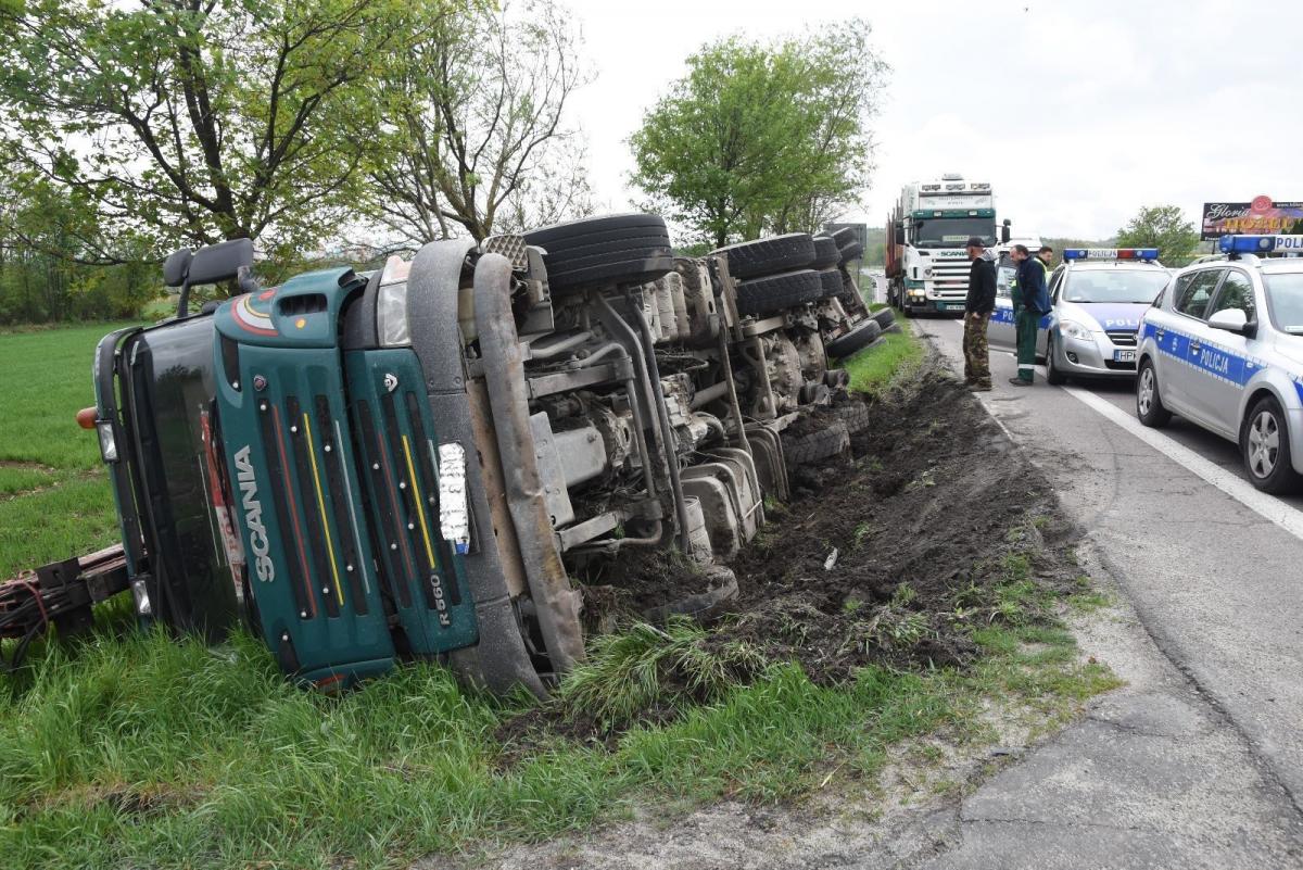 W Żurawicy TIR z drzewem wjechał do rowu [ZDJĘCIA]