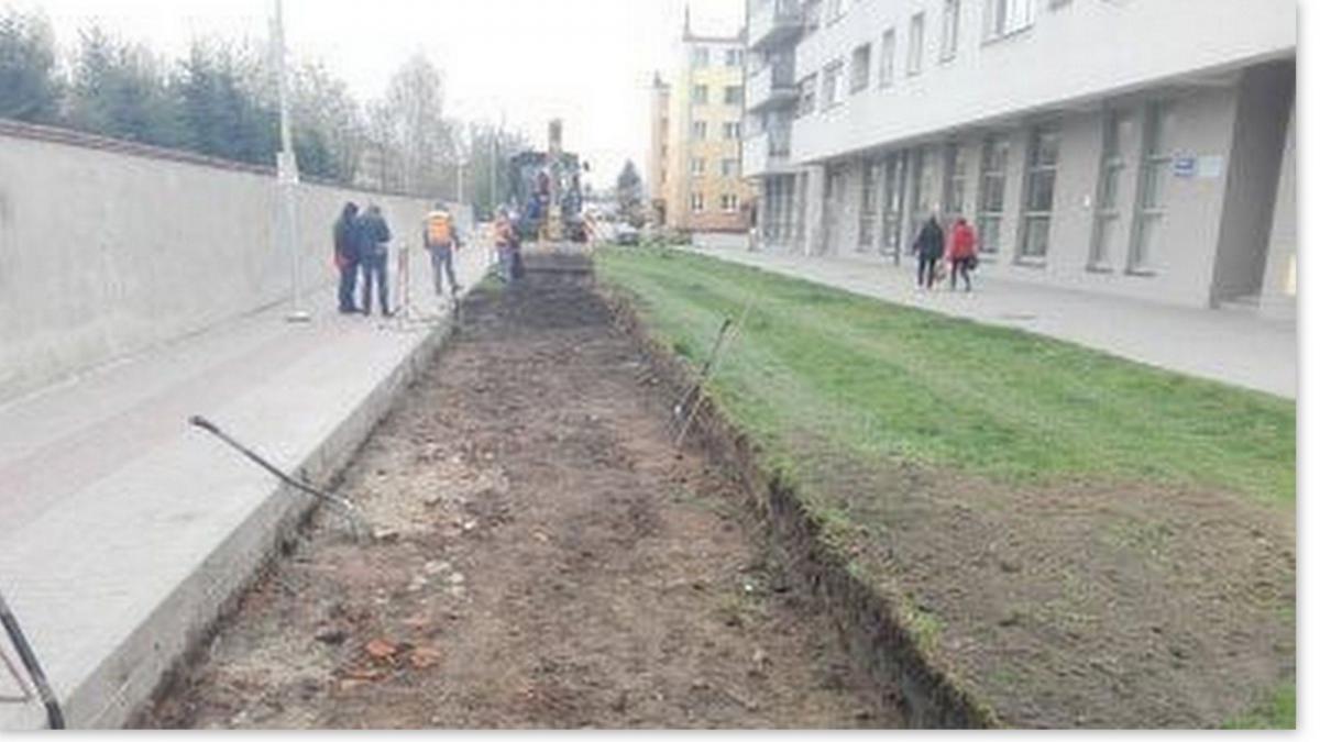 To tylko utwardzenie. Czytelnia pod chmurką zgodnie z planem