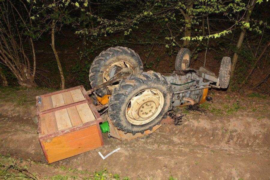 Tragiczny wypadek. Traktor przewrócił się na stromym wzniesieniu i przygniótł kierowcę
