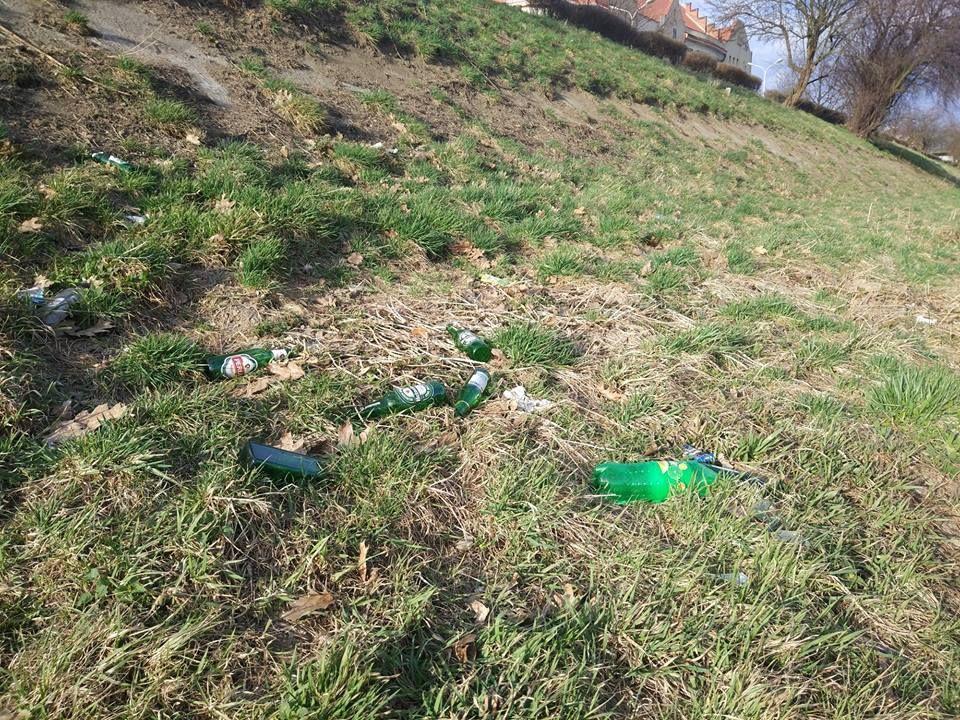 Przechodzimy obok śmieci, ignorując problem