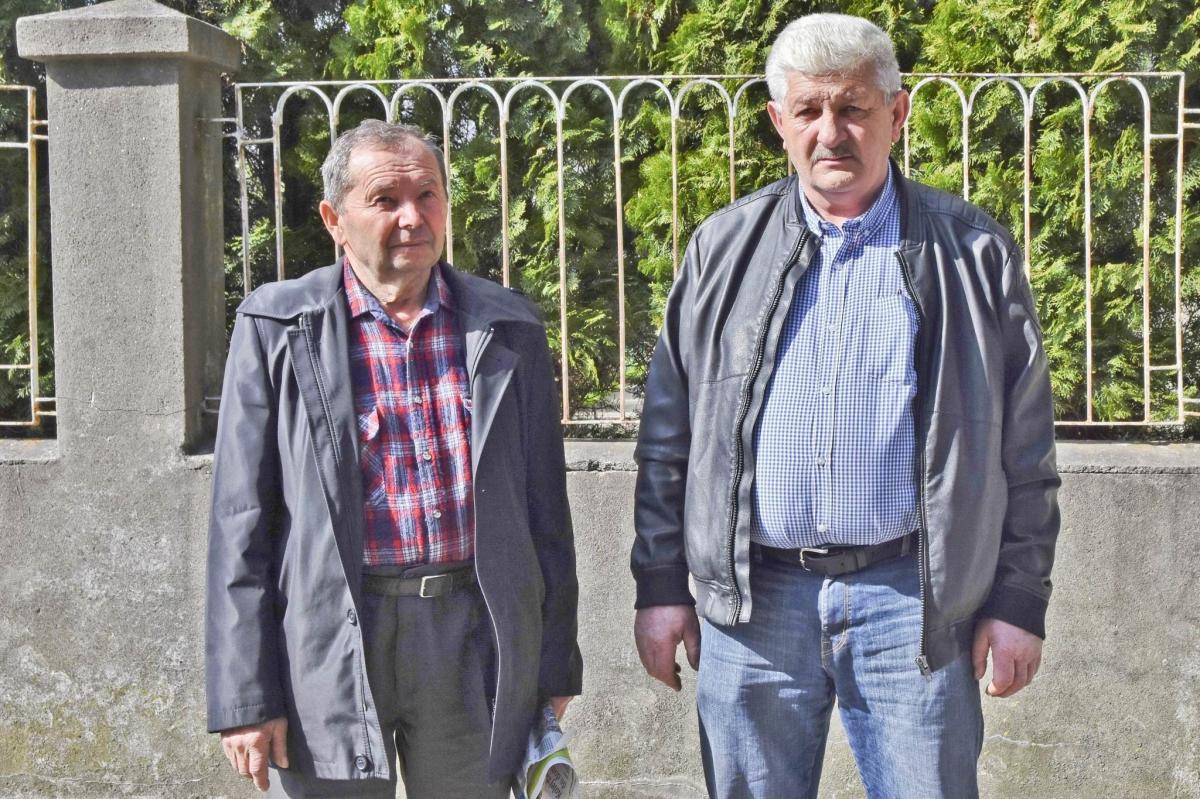 – Przez kolej, nie mam dojazdu do pola – mówi rolnik