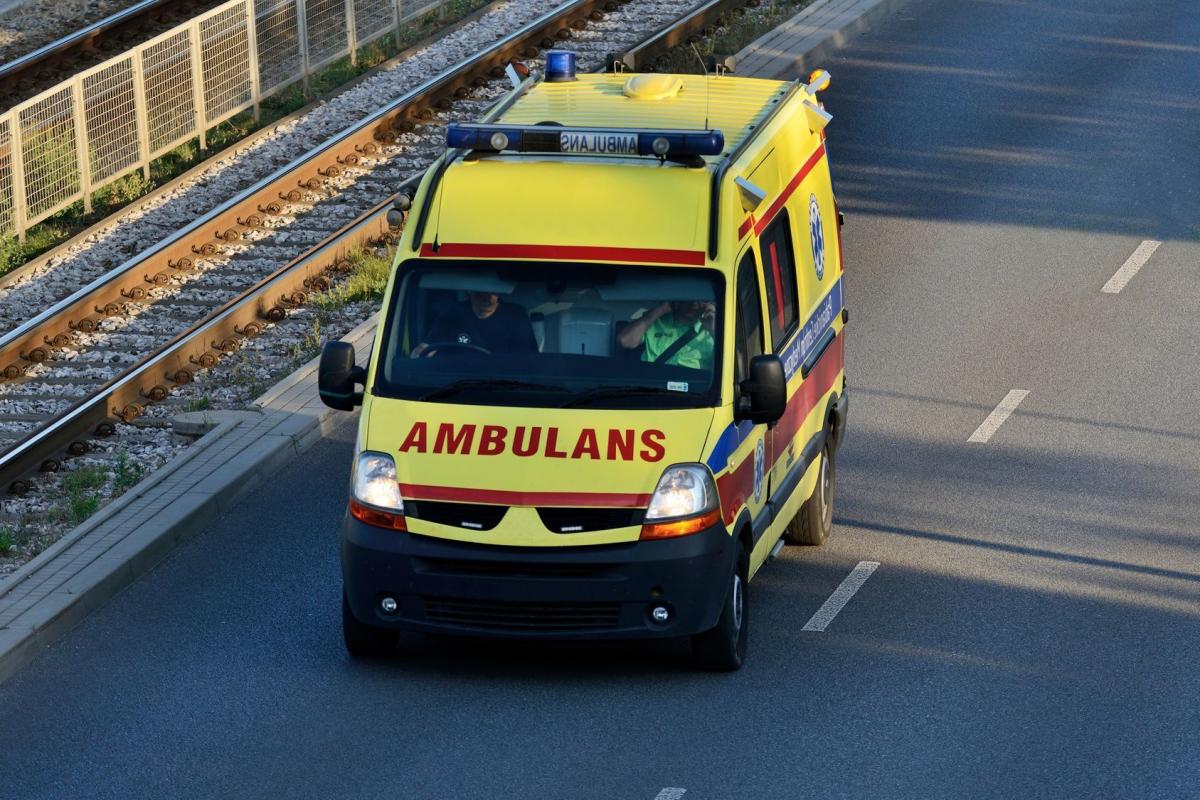 Zjechał do rowu i uderzył w drzewo. 25-latek zginął na miejscu