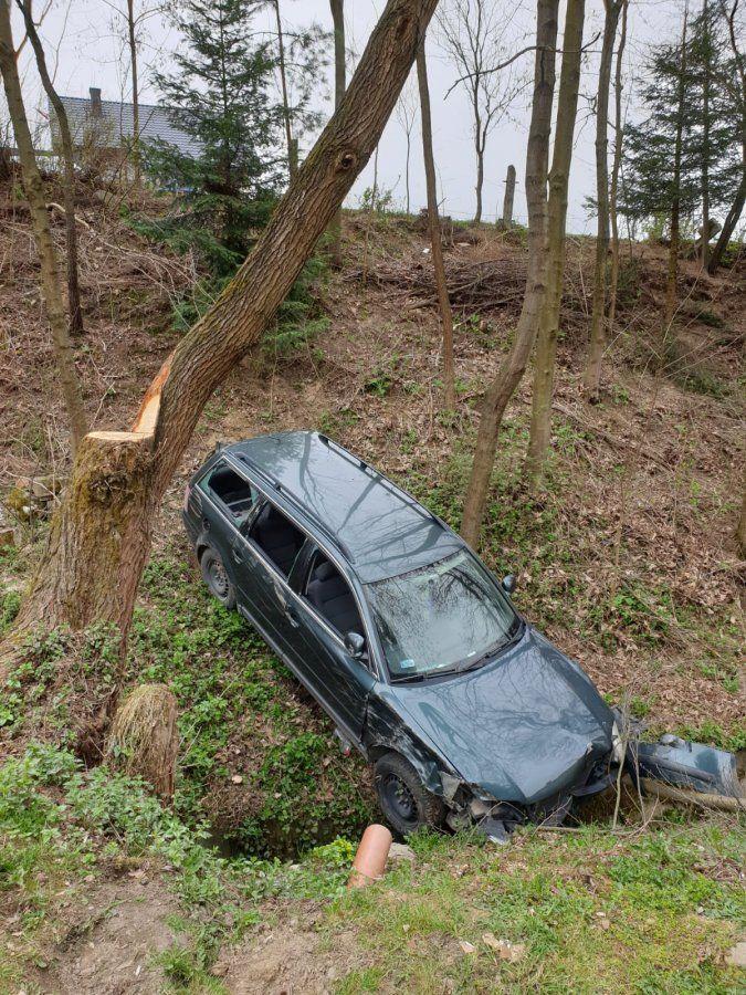 Nie zaciągnął hamulca, auto stoczyło się ze skarpy. Właściciel zgłosił kradzież