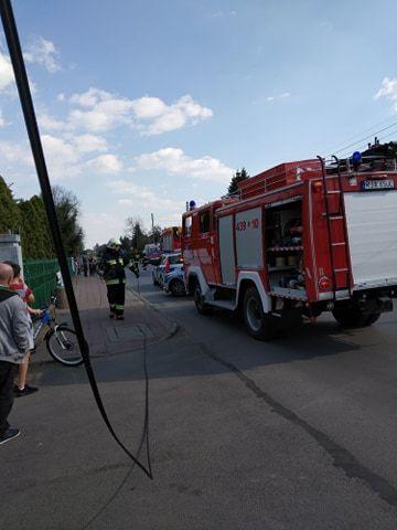 Zahaczył o kabel telekomunikacyjny, przewrócił słup, który spadł na rowerzystkę
