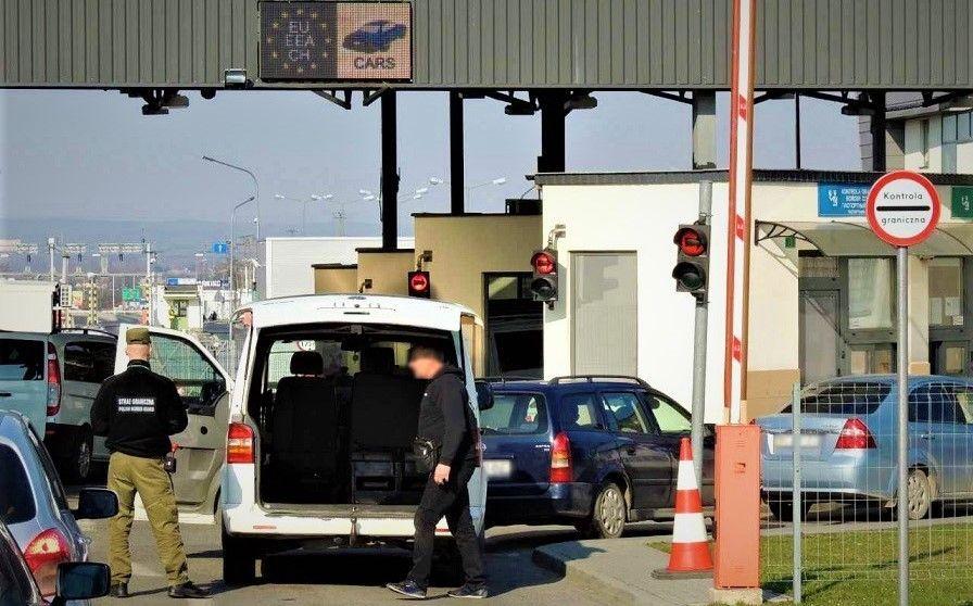 Pakistańczyk z fałszywymi dokumentami