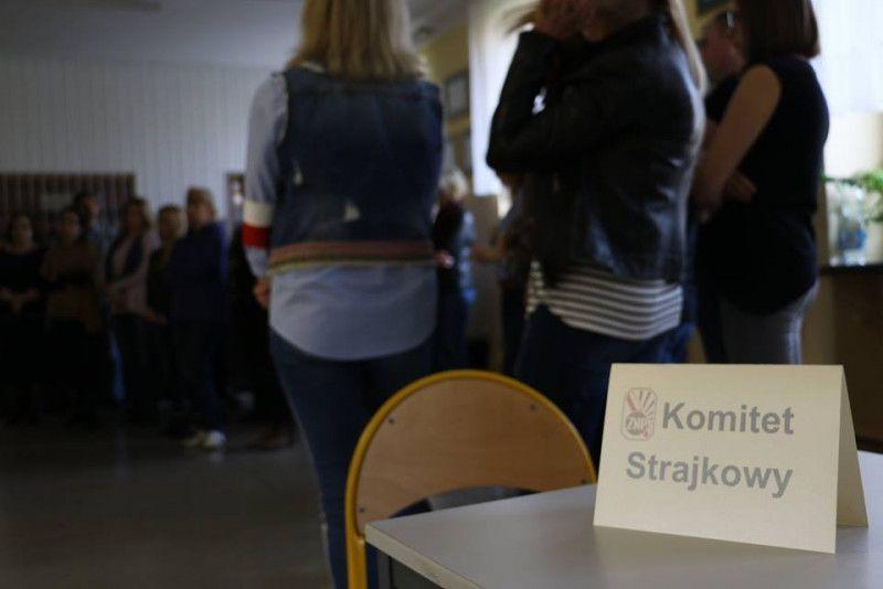 Egzaminy się odbyły, matury też nie są zagrożone