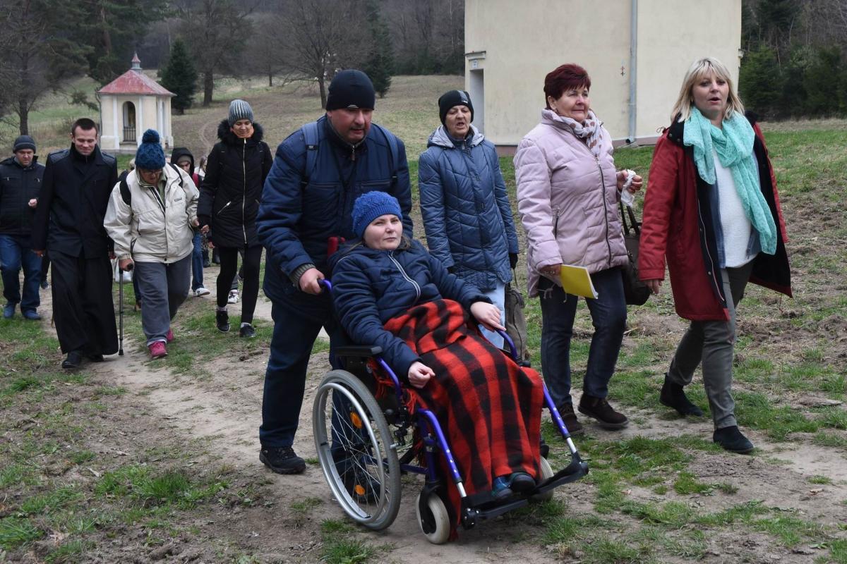 Droga krzyżowa niepełnosprawnych na Kalwarii [ZDJĘCIA]