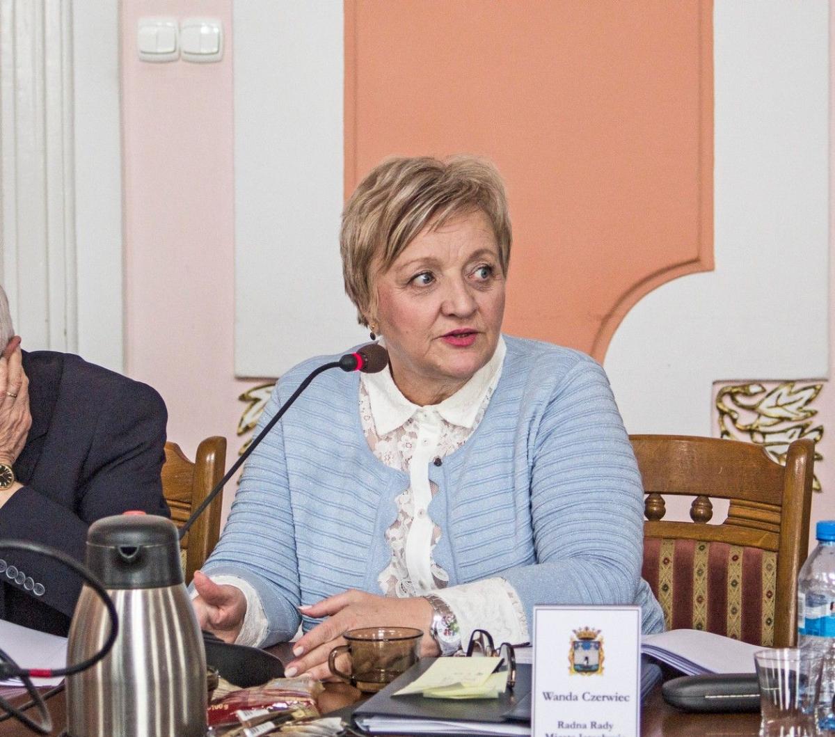 Radna Czerwiec znów pyta. Tym razem o przetargi