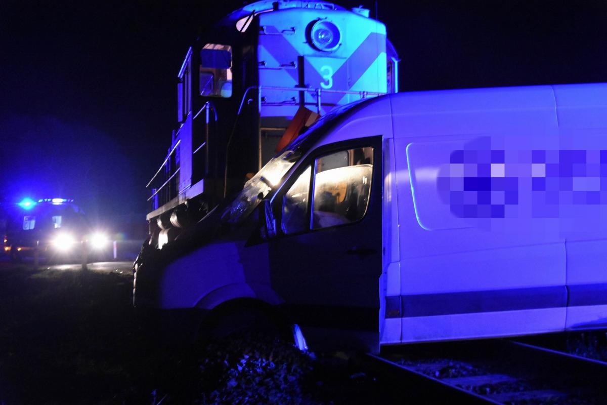 W Przemyślu bus zderzył się z lokomotywą [ZDJĘCIA]
