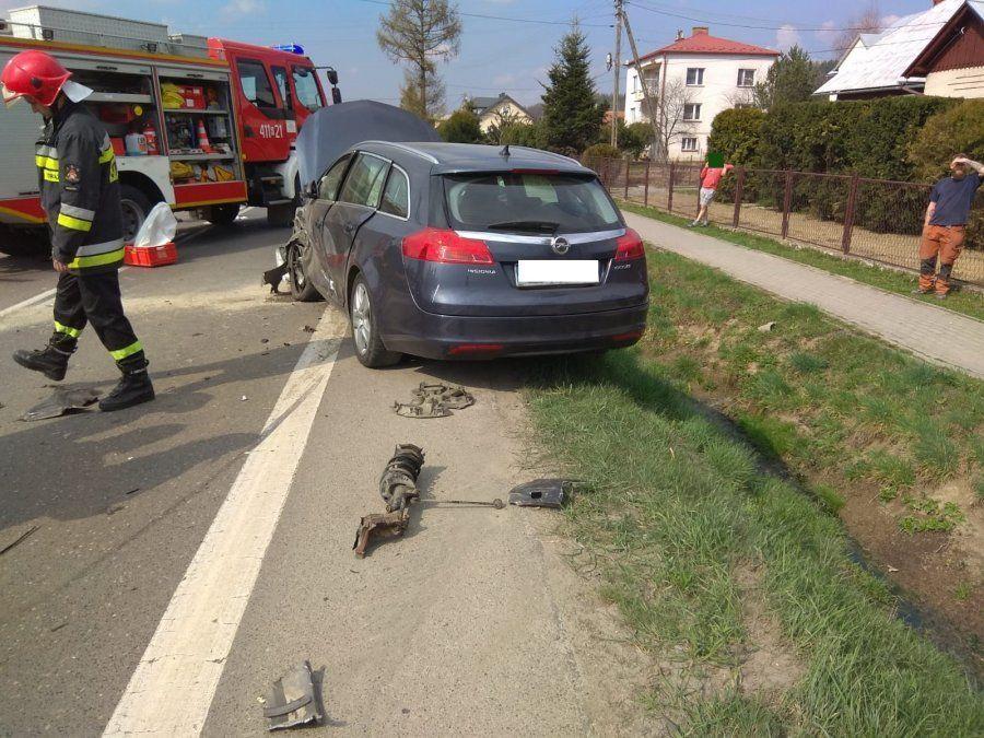 Czołówka na łuku drogi. Dwaj kierowcy w szpitalu [ZDJĘCIA]