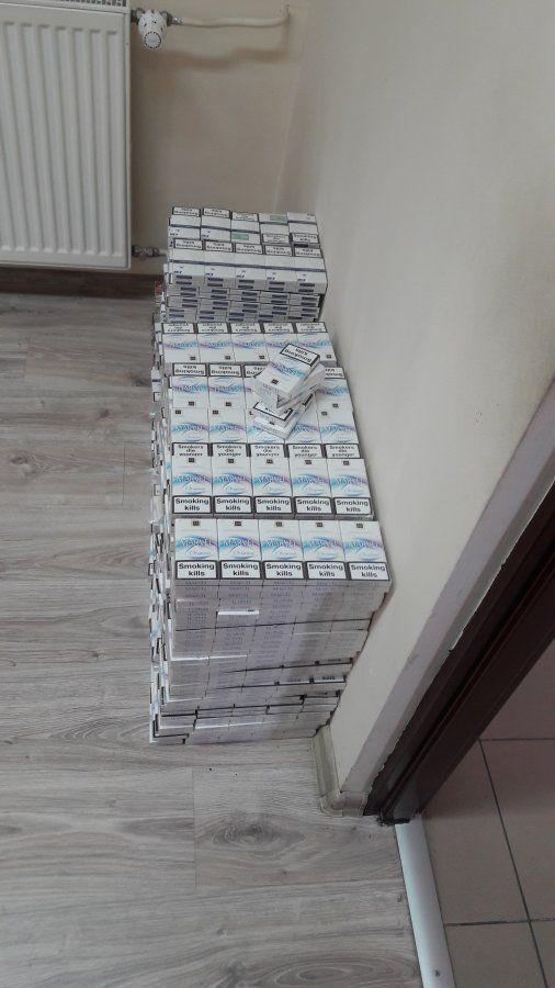 Przez okno wyrzucał papierosy