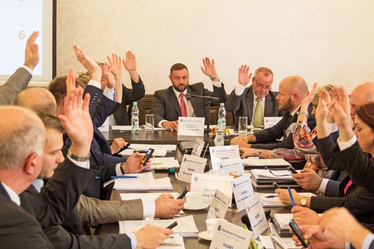 Pieniądze na naprawę osuwisk i 300 tys. zł mniej na wynagrodzenia nauczycieli