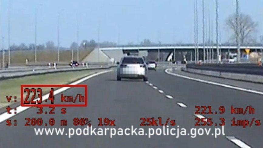 Autostradą A4 uciekał z prędkością 223 km/h. Był poszukiwany