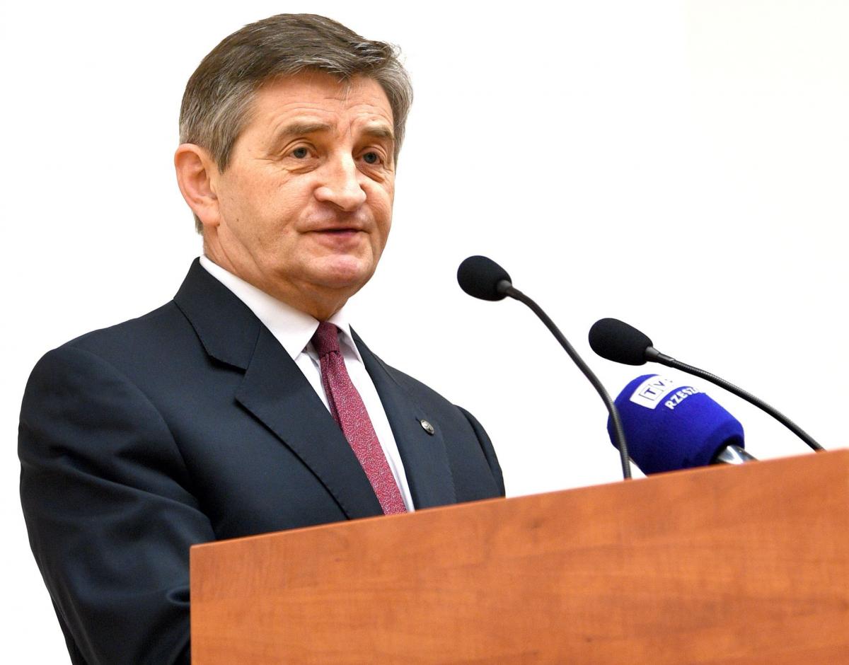 Kuchciński: Dostosować politykę do wyzwań współczesności