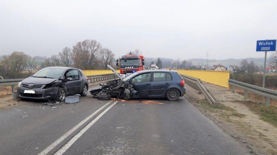Czołowe zderzenie vw i toyoty. Ucierpiały 3 osoby